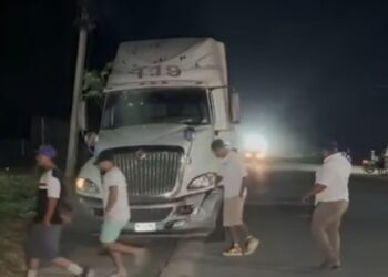 Mototaxista pierde la vida tras impactar contra rastra en Pimienta Móvil de Emergencia SPS