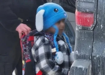 Un juez federal bloquea la deportación del niño de 5 años y su padre detenidos en Minnesota