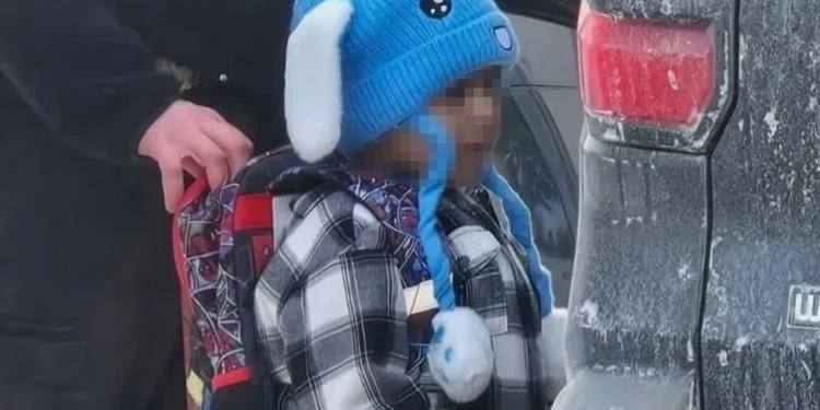 Un juez federal bloquea la deportación del niño de 5 años y su padre detenidos en Minnesota