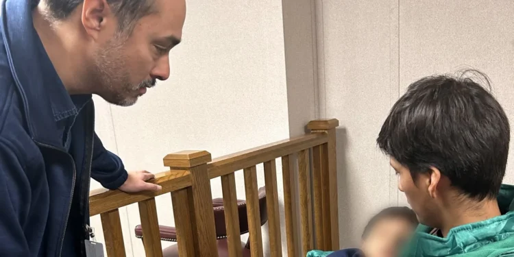 Un juez de EE.UU. ordena que el niño de 5 años y su padre sean liberados del centro de inmigración
