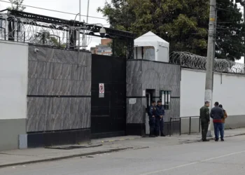 Colombia anuncia el bloqueo inmediato de celulares en cárceles tras denuncias de El Salvador