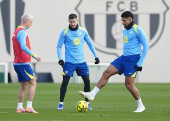 Ronald Araujo, principal novedad en la convocatoria del Barça para viajar a Arabia Saudí