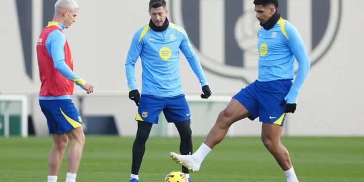 Ronald Araujo, principal novedad en la convocatoria del Barça para viajar a Arabia Saudí