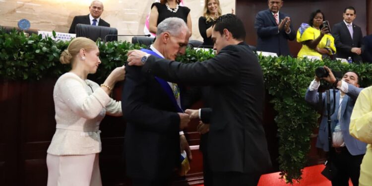 Sin prensa, ni directores de medios y con fallas técnicas: así transcurrió la toma de posesión