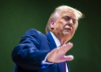 Trump firma orden ejecutiva para imponer aranceles a bienes de países que vendan petróleo a Cuba