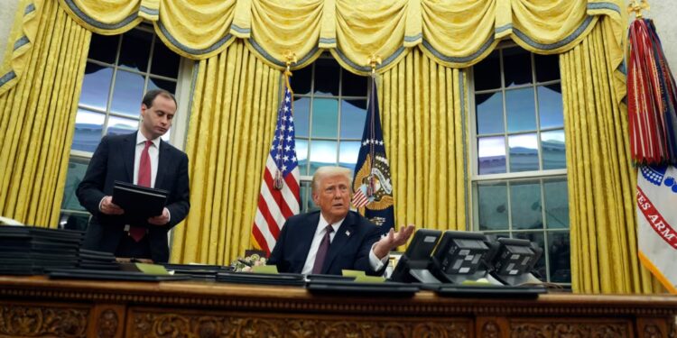 Trump convoca a las principales petroleras a la Casa Blanca para discutir petróleo venezolano y reducción de precios