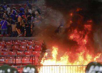 Otro escándalo con la barra de la U de Chile: provocaron incendios en el Estadio Nacional durante el duelo ante Audax Italiano