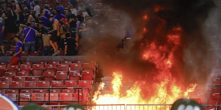 Otro escándalo con la barra de la U de Chile: provocaron incendios en el Estadio Nacional durante el duelo ante Audax Italiano
