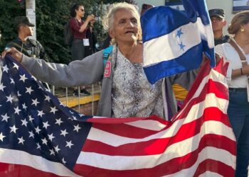 Una bandera de Estados Unidos sobresalió entre los que acompañan la asunción de Nasry Asfura