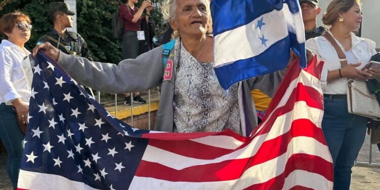 Una bandera de Estados Unidos sobresalió entre los que acompañan la asunción de Nasry Asfura