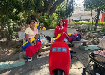 ¡Lágrimas de alegría! Migrantes venezolanos en Honduras celebran la caída de Nicolás Maduro