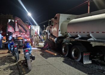 Una persona fallece tras impactante accidente entre una rastra y un vehículo turismo en el segundo anillo de San Pedro Sula