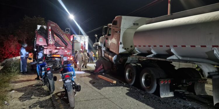 Una persona fallece tras impactante accidente entre una rastra y un vehículo turismo en el segundo anillo de San Pedro Sula