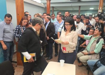 Diputados opositores comienzan sesión legislativa con oración a Dios y culpando a Luis Redondo de la agresión contra Gladis Aurora