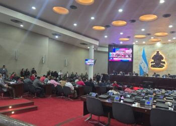 Con decenas de curules vacíos, comienza la sesión legislativa convocada por el presidente Luis Redondo