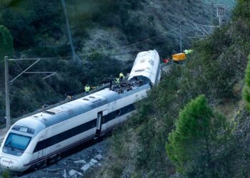 Los equipos de rescate localizan otro cuerpo en el Alvia y son 42 los fallecidos en accidente trágico en España