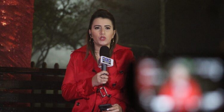 “Te voy a matar”: Periodista Cesia Mejía denuncia amenazas de muerte contra ella y expone chats recibidos de un arma de fuego