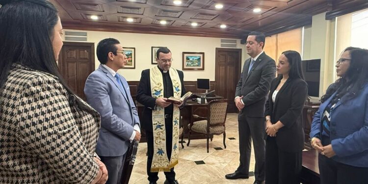 Padre Carlo Magno unge con agua bendita la Secretaría de Finanzas tras la llegada del ministro Emilio Hércules