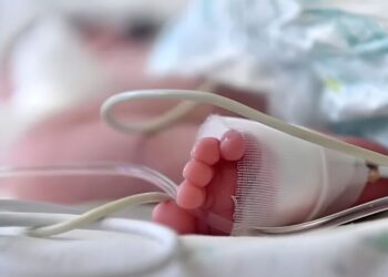 Padre de trillizas pide ayuda para hijas que luchan por su vida en Sala de Observación; una de las pequeñas ya murió