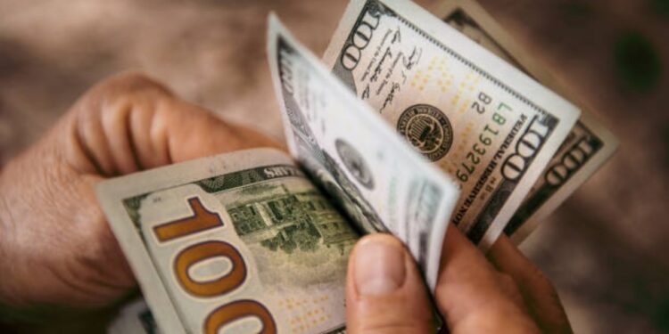 Enviar dinero desde EEUU ahora será más caro: entra en vigor nuevo impuesto a las remesas
