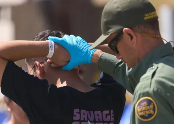 El arresto de latinos sin historial criminal en EE.UU. se sextuplicó con Trump, según un informe