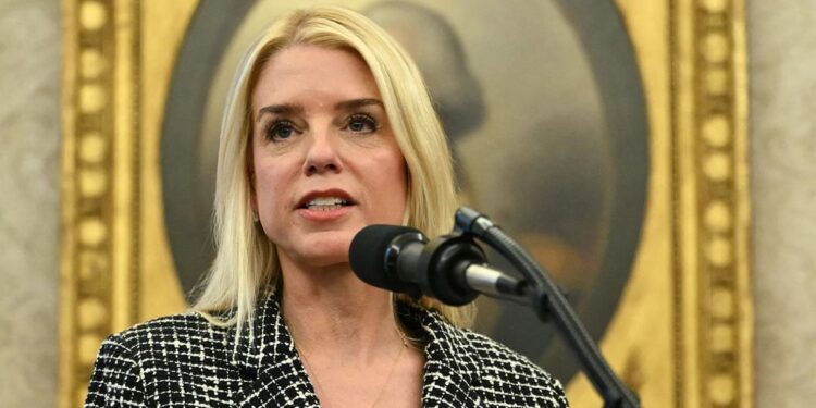 La Fiscal General Bondi: “Nicolás Maduro y su esposa, Cilia Flores, han sido acusados en el Distrito Sur de Nueva York.
