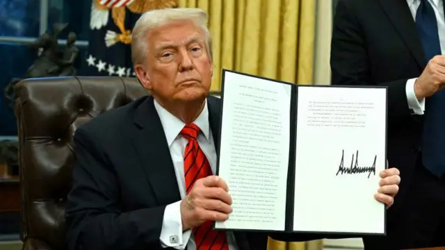 Presidente Donald Trump anuncia aranceles para varios países europeos hasta que compre Groenlandia