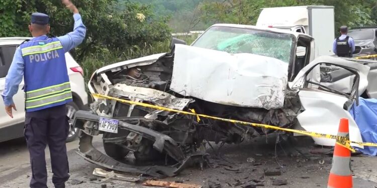 ¡Violento inicio de año! Un muerto y una herida dejó un aparatoso accidente vial en Cofradía, Cortés