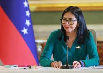 Delcy admitió que EEUU le dio 15 minutos tras la captura de Maduro para cumplir sus órdenes, según The Guardian