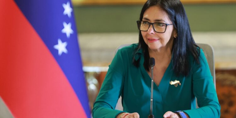 Delcy admitió que EEUU le dio 15 minutos tras la captura de Maduro para cumplir sus órdenes, según The Guardian