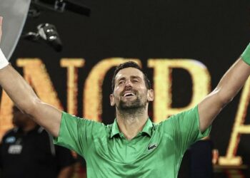 Novak Djokovic derrotó a Jannik Sinner en un vibrante partido y se clasificó a la final del Abierto de Australia