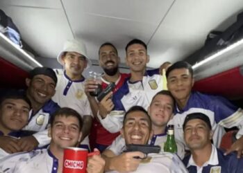 Jugadores celebraron la clasificación a la Final sacando “los fierros”