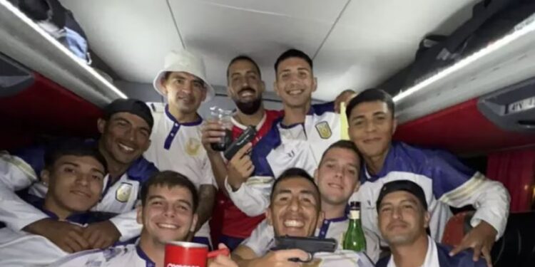 Jugadores celebraron la clasificación a la Final sacando “los fierros”