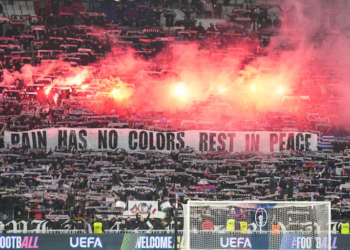 El conmovedor instante de recogimiento y los emotivos tributos por el trágico incidente en el que perdieron la vida 7 seguidores del PAOK de Grecia