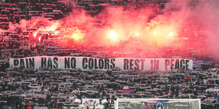 El conmovedor instante de recogimiento y los emotivos tributos por el trágico incidente en el que perdieron la vida 7 seguidores del PAOK de Grecia