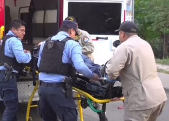 Joven atacado con arma blanca se debate entre la vida y la muerte en Col. Las Brisas