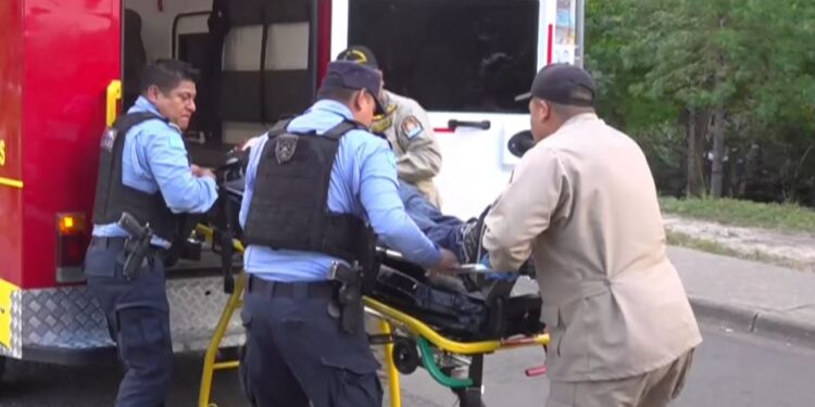 Joven atacado con arma blanca se debate entre la vida y la muerte en Col. Las Brisas