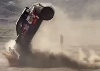 Escalofriante accidente en el Dakar: dio varias vueltas, el vehículo quedó destrozado y abandonó la competencia
