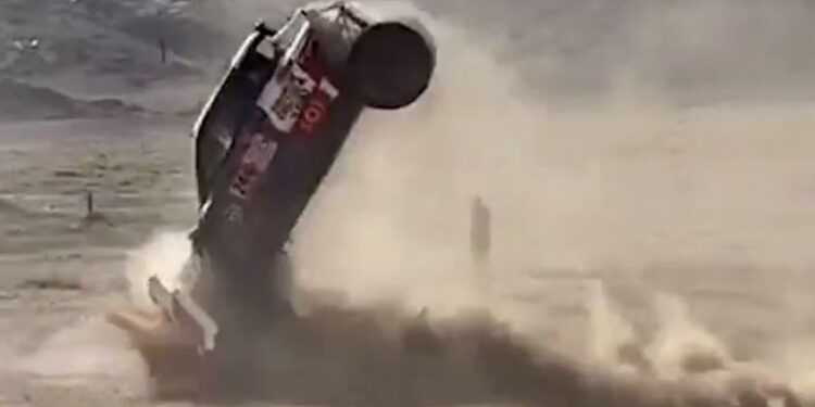 Escalofriante accidente en el Dakar: dio varias vueltas, el vehículo quedó destrozado y abandonó la competencia