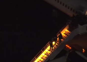 Maduro ya ha bajado del avión y, según el ‘New York Times’, será trasladado a la sede de la DEA
