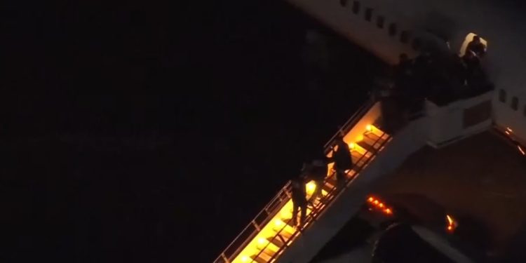 Maduro ya ha bajado del avión y, según el ‘New York Times’, será trasladado a la sede de la DEA