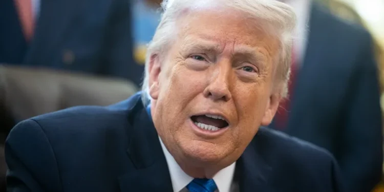 Donald Trump advierte que la flota que se dirige a Irán es «incluso mayor» que la de Venezuela
