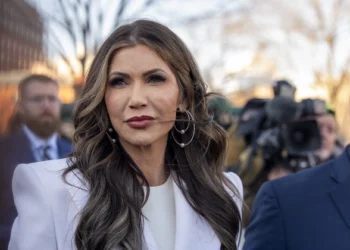 Noem dice que los venezolanos con TPS pueden “aplicar al estatus de refugiados” tras la captura de Maduro