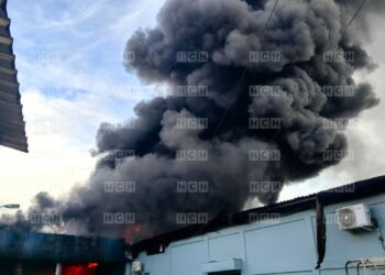 ¡Enormes pérdidas! Incendio arrasa bodega de una empresa en Tocoa