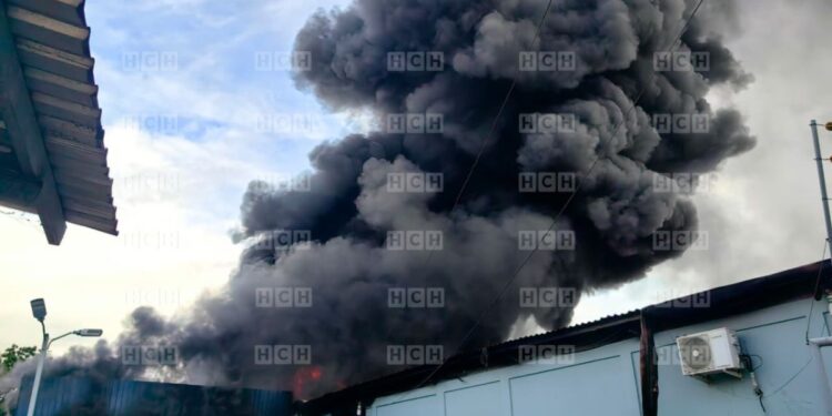 ¡Enormes pérdidas! Incendio arrasa bodega de una empresa en Tocoa