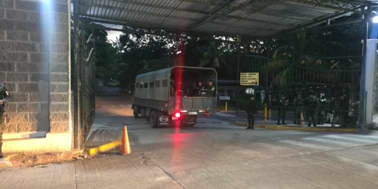 ¡Más blindaje! Comandos militares redoblan custodia de maletas electorales en el CLE