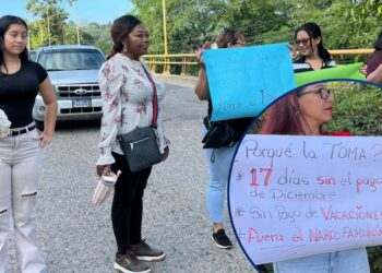 ¡Por falta de pago! Docentes protestan en puente de La Ceiba