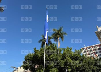 ¡Regresó! Vuelve a izarse en el Congreso el pabellón nacional con el color azul marino