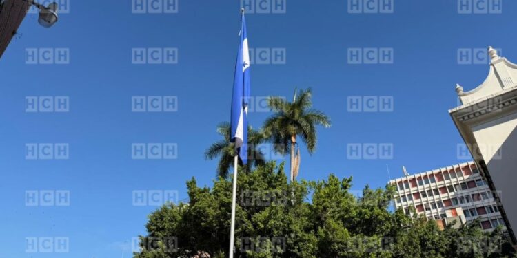 ¡Regresó! Vuelve a izarse en el Congreso el pabellón nacional con el color azul marino