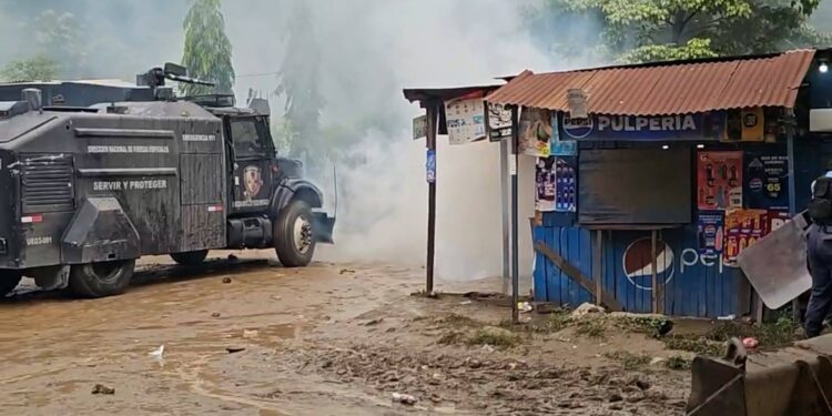¡Tras varios intentos fallidos! Antimotines desalojan a vecinos de El Palmar en Cofradía